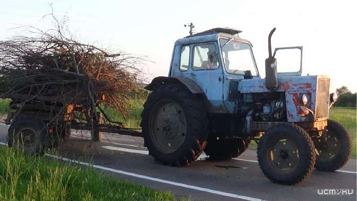 В Хотынце пьяный водитель трактора опрокинул своего пассажира