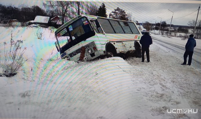 Под Мценском ПАЗ съехал в кювет. Есть пострадавшие