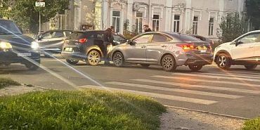 Вчера вечером на перекрестке улиц 3-я Курская и Речной переулок произошла авария