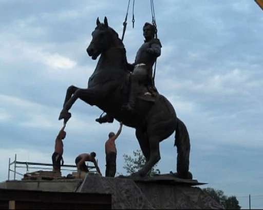 Установили памятник Ермолову