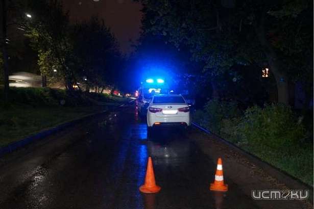 В Орле во дворе дома машина сбила пенсионера