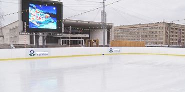 Катку на площади Ленина в Орле в этом году непросто. 