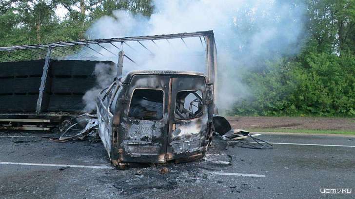 На орловской трассе после столкновения загорелись фура и «Газель»