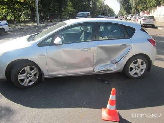 В Орле два «Опеля» не поделили дорогу возле хлебокомбината