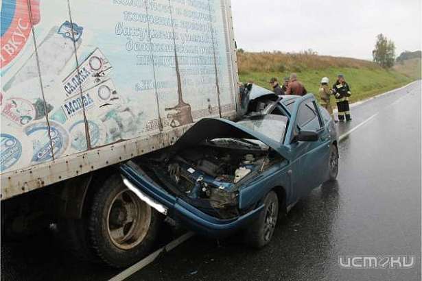 В Орловской области водитель «Лады» въехал в грузовик