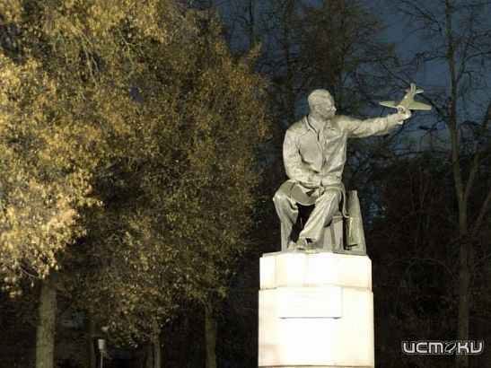 Отсутствие освещения в сквере имени "короля истребителей" волнует орловчан