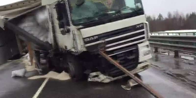 Видео: фура перекрыла трассу Орел — Брянск
