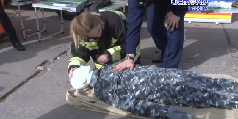 Не по фигуре, но защищает при пожаре: орловские журналистки облачились в экипировку МЧС
