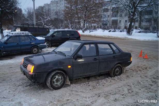 Двигаясь задним ходом, ВАЗ сбил женщину возле инфекционной больницы в Орле