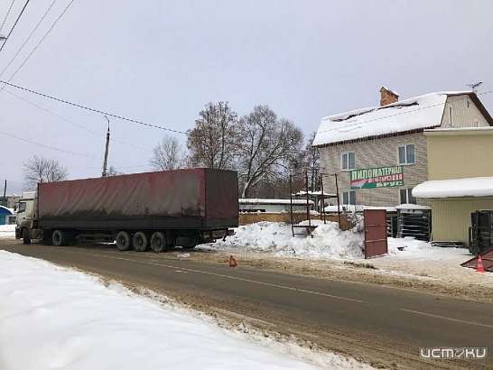 Во Мценске большегруз Mercedes снес ворота и сбил человека Во Мценске большегруз Mercedes снес ворота и сбил человека