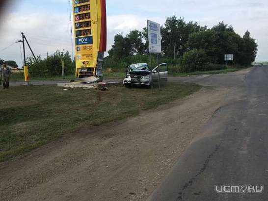 Под Орлом иномарка врезалась в табло АЗС