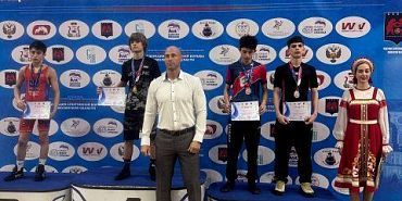 Орловские борцы вернулись с окружных соревнований с медалями.