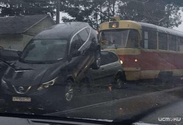 Народный корреспондент заснял «нырнувшую» под внедорожник легковушку