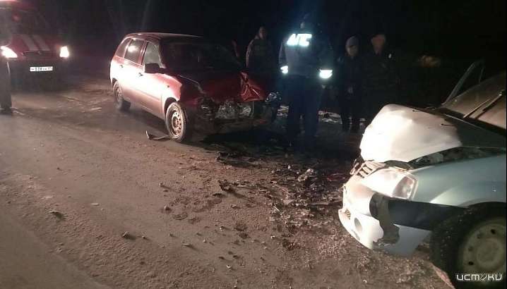 В Урицком районе лоб в лоб столкнулись «Лада» и «Renault». Есть пострадавшие