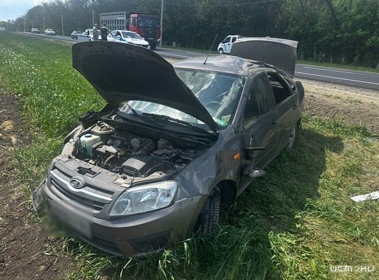 Под Орлом «Лада» «встретилась» с дорожным знаком и перевернулась