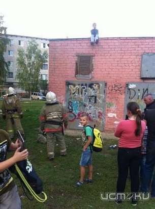 В Орле мальчик забрался на крышу подстанции и не смог слезть