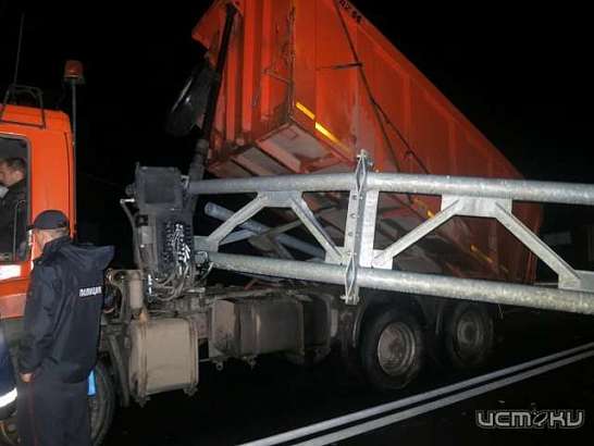 На Орловщине КамАЗ снес конструкцию с дорожными знаками, повредив два авто