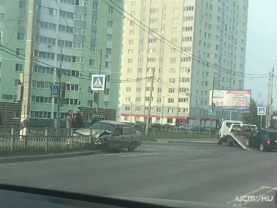 В Орле «Daewoo Nexia» протаранила забор 