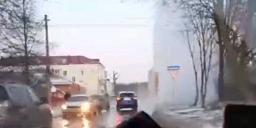 течь теплотрассы гейзер горячей воды фонтан горячей воды Названа причина вчерашнего гейзера в Железнодорожном районе Орла