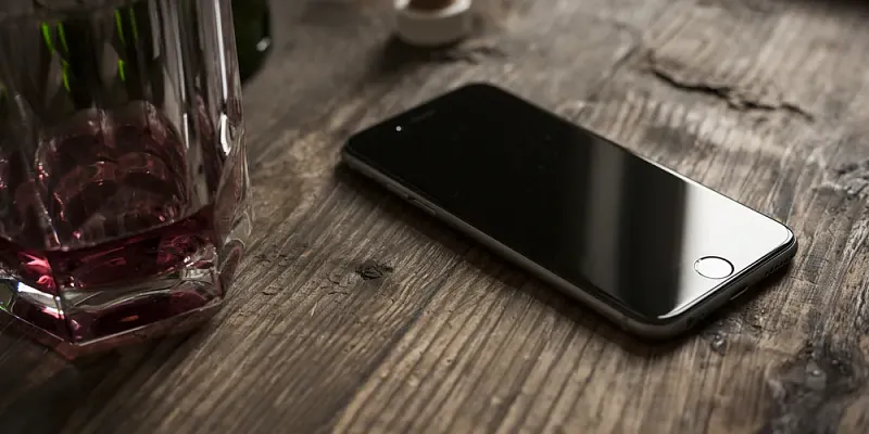 Отдых в баре закончился для орловчанки кражей телефона 