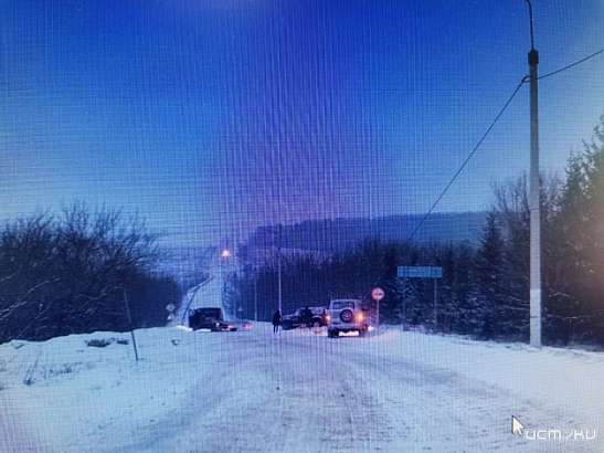 В Орловской области иномарка врезалась в опору ЛЭП
