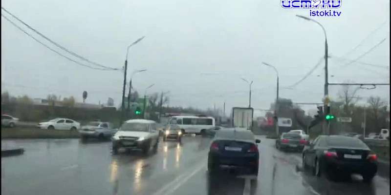 На ровном месте: ПАЗ и легковушка «повстречались» в дождливом Орле