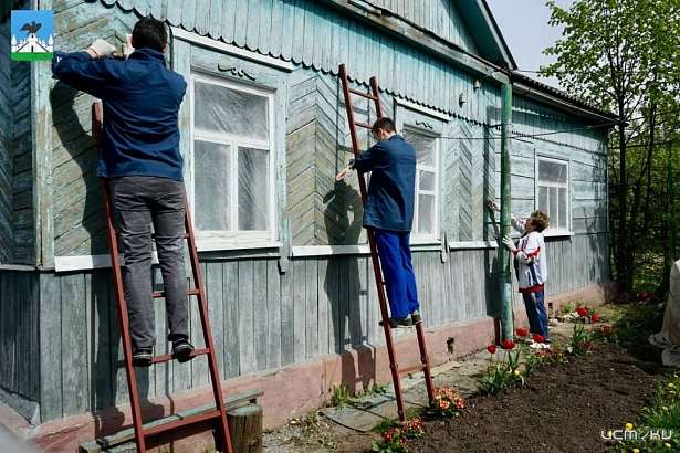 В Орле чиновники и студенты помогают маме бойца СВО обновить внешний вид дома