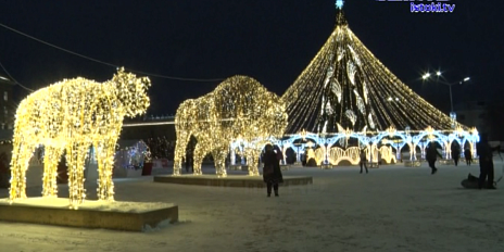 Орёл нарядился к Новому году — любуйтесь красивыми кадрами из разных уголков города и узнайте, какие пожелания дарят друг другу его жители!