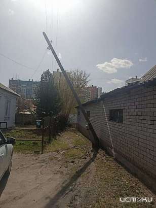 Электрический столб, который вот-вот упадет сфотографировал орловчанин