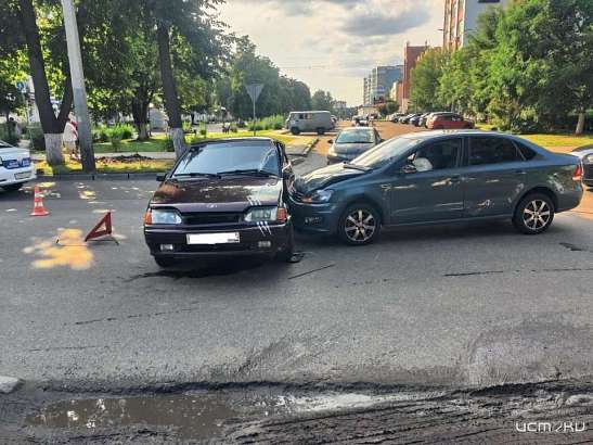 В центре Орла не разъехались "ВАЗ" и "Фольксваген Поло"