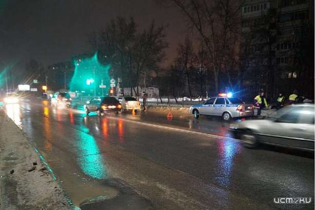 В Орле пешеход, переходя дорогу в неположенном месте, попал под колеса автомобиля 