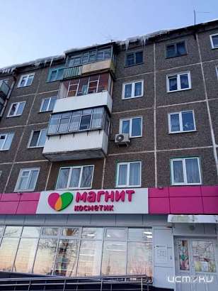 Глазами очевидцев: орловчане пожаловались на сосульки, свисающие с крыши многоквартирного дома