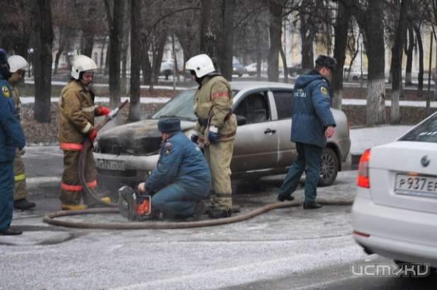 В Орле напротив здания МЧС загорелся автомобиль