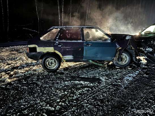 Под Орлом на заснеженной дороге столкнулись две встречные «Лады»