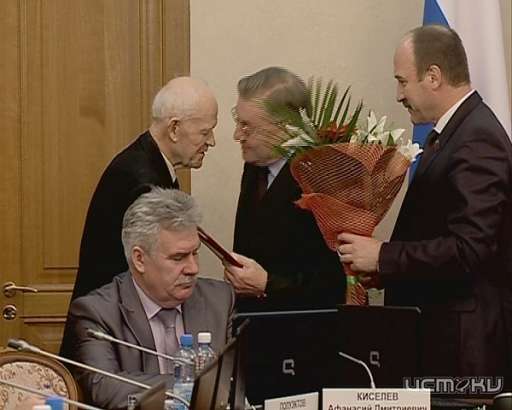 Губернатор Орловской области вручил награду ветерану ВОВ