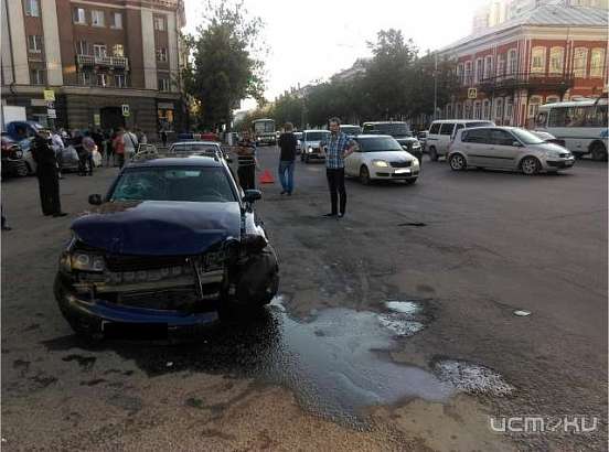 Массовое ДТП: в центре Орла столкнулись сразу пять машин