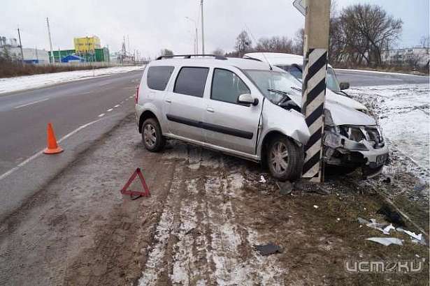 На Орловщине «Лада» влетела в световую опору после столкновения с ВАЗом 