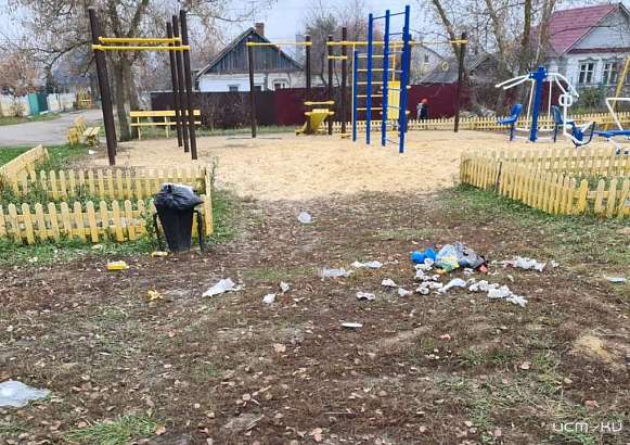 Детскую площадку в Орловской области засыпали мусором