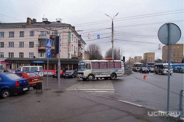 В Орле маршрутка сбила пожилую женщину
