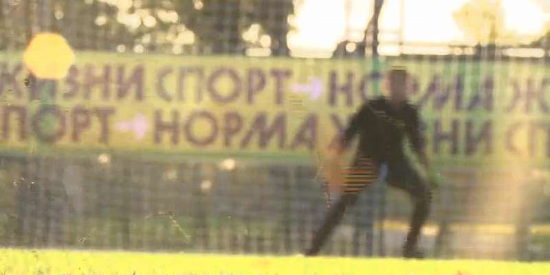 На центральном стадионе имени Ленина, за Южной трибуной, открыли новое искусственное поле.
