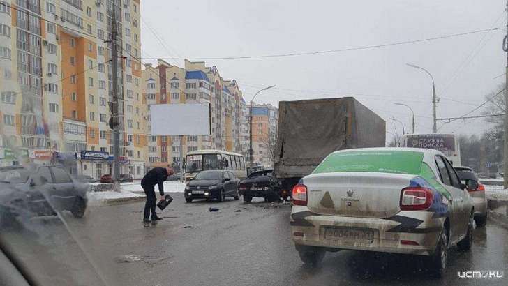 В Орле водитель «девятки» потерял управление и влетел во встречную «Газель»