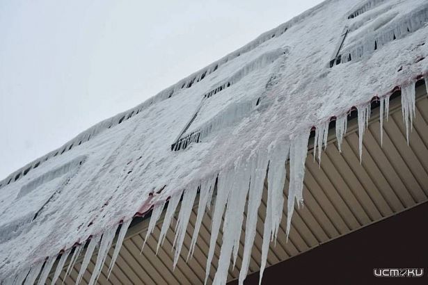 Орловские спасатели призывают остерегаться падения наледи с крыш