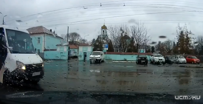 Маршрутки на орловских дорогах. Одна проехала на красный, другую остановил столб