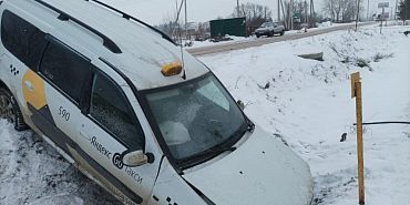 В Деревне Хардиково на перекрестке не разъехались два автомобиля. Пострадала пассажирка одного из авто В Деревне Хардиково на перекрестке не разъехались два автомобиля. Пострадала пассажирка одного из авто