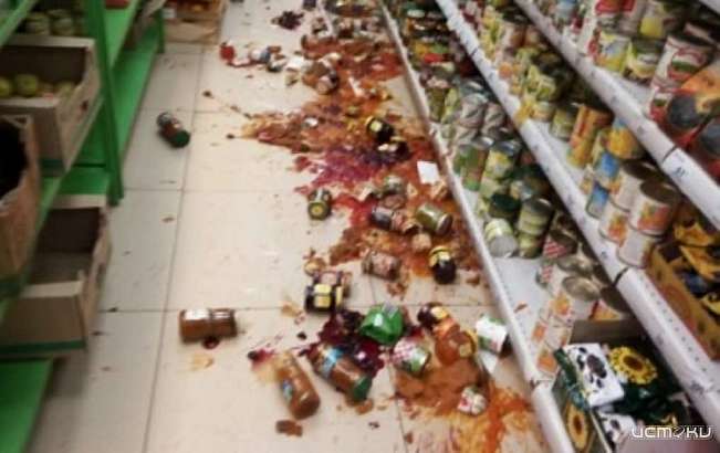 Фотофакт: в Ливнах мужчина устроил погром в «Пятерочке»