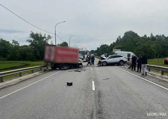 На Орловщине лобовое столкновение грузовика с кроссовером закончилось гибелью пассажира