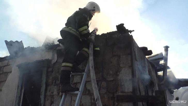Фоторепортаж: под Орлом спасатели боролись с огнем, охватившим жилой дом
