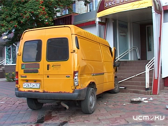 Три автомобиля и один магазин: от аварии пострадали все 