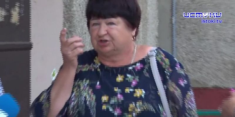 Текущие трубы в подвале и загадочная постройка во дворе