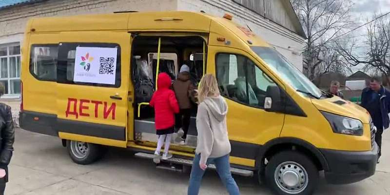 Волонтеры социального проекта «Дарю красоту» и некоммерческая организация "Наша Помощь" подарили Дмитровской школе-интернату автобус Ford Transit